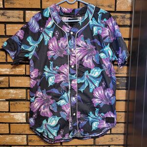 ON THE BYAS Hawaiian Tropical Baseball‎ Jersey Size Large Purple & Blue Flowers